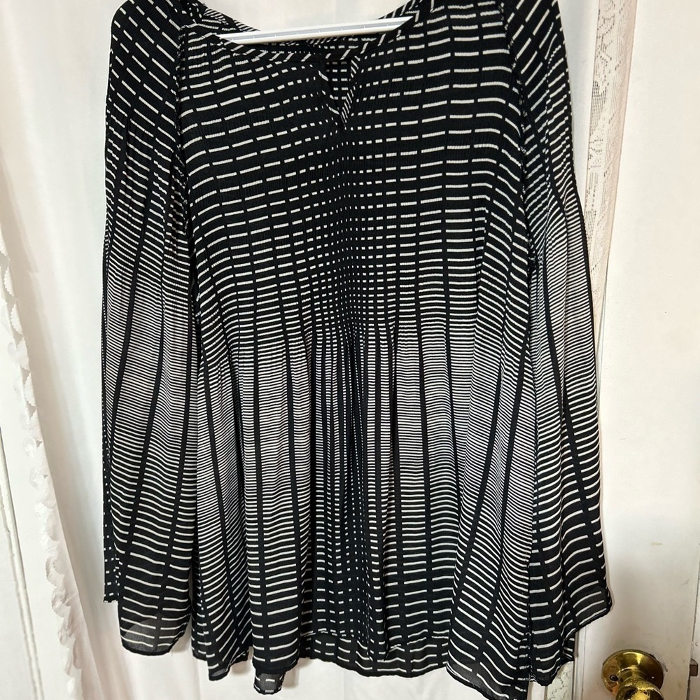 Charlie B - XL - Black and White Patterned Blouse- ties at top front -